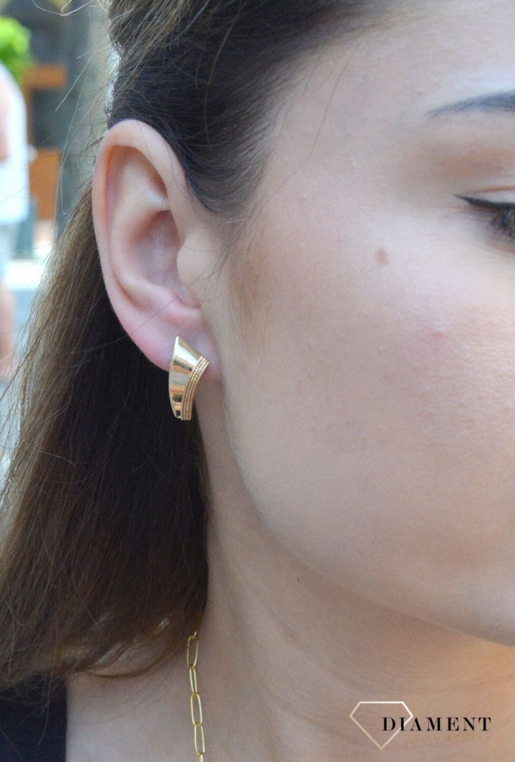 Złote kolczyki pr 333 grawerowane brzegi KL 2846 333. Eleganckie, zdobione złote kolczyki w formie blaszek z grawerowanym brzegiem wykonane ze złota próby 333. Waga około 2,20 gram. Ich kształt jest uniwers.jpg